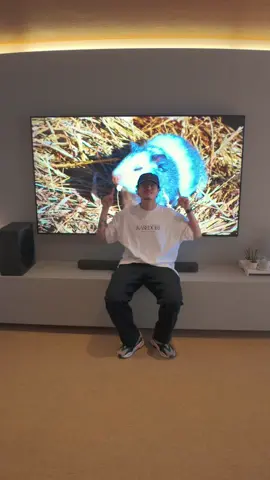 📺✨ A nova TV Samsung QLED não é só uma TV — é tecnologia de outro nível. Se liga nos 3 motivos que fazem dela uma das melhores TVs do mercado 👇 🎨 1️⃣ Cores perfeitas com Pontos Quânticos. São mais de 1 bilhão de tonalidades reais, 100% do volume de cor e certificação Pantone, o padrão mundial em fidelidade cromática. Tudo isso sem cádmio, ou seja, mais sustentável e segura pro meio ambiente 🌱 🎤 2️⃣ Modo Karaokê integrado. Mais de 100 mil músicas direto na TV, dos clássicos aos hits atuais — e você ainda usa o celular como microfone pelo app Stingray Music. 🎶 Sua casa vira uma festa! 🥳 ⌚ 3️⃣ Controle por gestos. Com um Galaxy Watch, você navega e controla tudo apenas com o movimento das mãos. Ou, se preferir, use o app SmartThings no celular — praticidade e inovação no dia a dia. 💡 🔥 Qualidade de imagem absurda, diversão sem limites e controle total. Essa é a experiência QLED da Samsung — muito além de uma TV comum. 💬 Já testou alguma dessas funções? Conta aqui nos comentários qual te surpreendeu mais 👇 #Samsung #SamsungBrasil #SamsungQLED #TVSamsung #QLED 