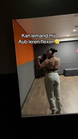 Kan iemand mij leren flexen?  OUTFIT: @VOS.activewear  #gym #GymTok #fyp #backday #gymgirl 