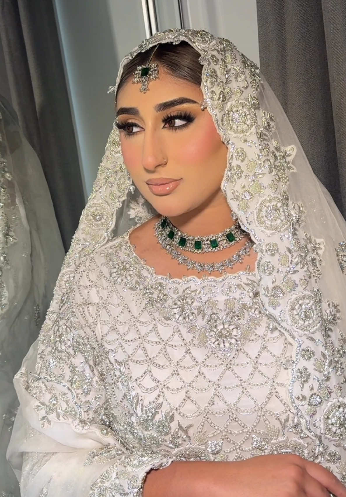 Who else’s is loving the glam. 🤍 #pakistani_tik_tok #bridalmakeup #fyp #valima #glammakeup 