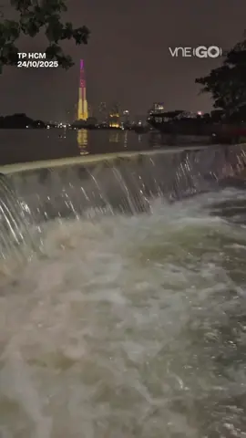 Nước sông Sài Gòn tràn qua bờ đê chảy vào các con hẻm khu vực Thanh Đa (Bình Quới) khi triều cường lên ngày 24/10/2025#bangphuong #songsaigon #trieucuong #ngaplut #tphcm 