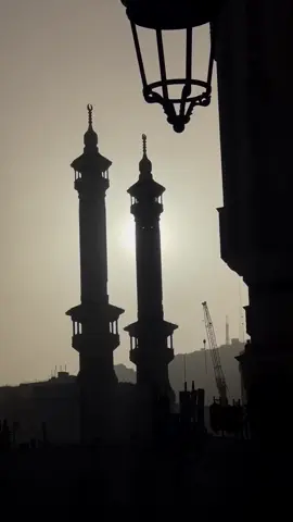 صَلى عليك الإله يا خَاتم الأنبياءِ والآلِ والصحبِ جمعاً تَعداد نجمِ السماءِ فإن شعرتُ بضيقٍ وجدتُ فيكَ هنائي وإن ضللتُ طريقي وجدتُ فيكَ اهتدائي وإنَّ حُبك طبٌّ وجدتُ فيه شفائي ❤️ #reels 