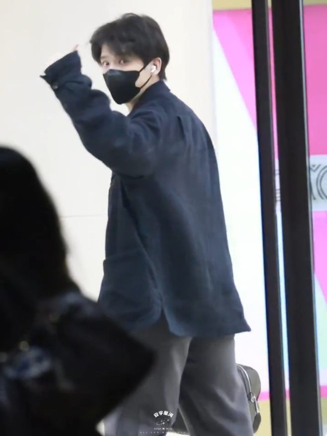 [251025 | Beijing ✈️ Milan] safe flight 💙 #vuonganvu #wanganyu #王安宇 