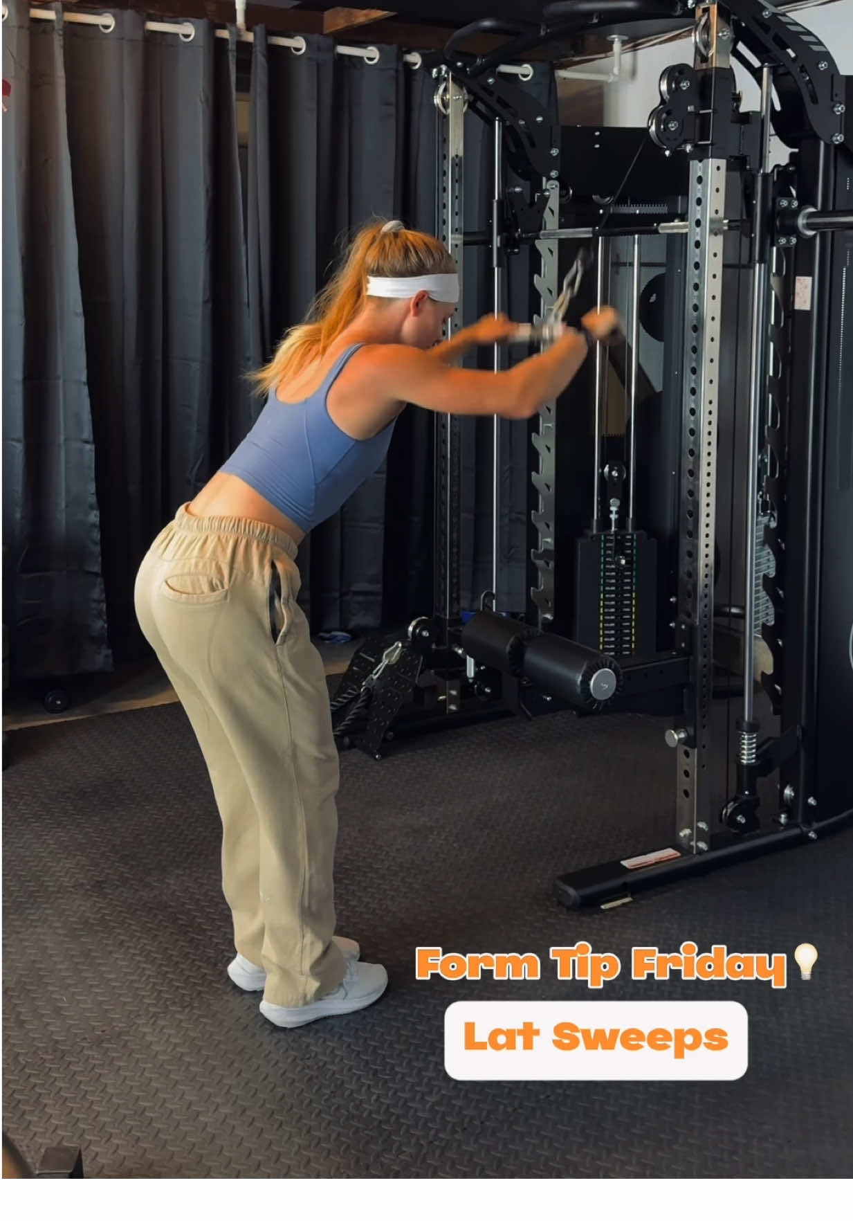 Happy Form Tip FriYAY!🎉 Ahh the Lat Sweeps - one of my favorites to get crazy lat engagement! As we know by now, growing your lats can give the illusion of a smaller waist, and additional back support!  Try them out for yourself, you need these in your pull day. 💪🏻 #workout #personaltrainer #sandiego #Fitness 