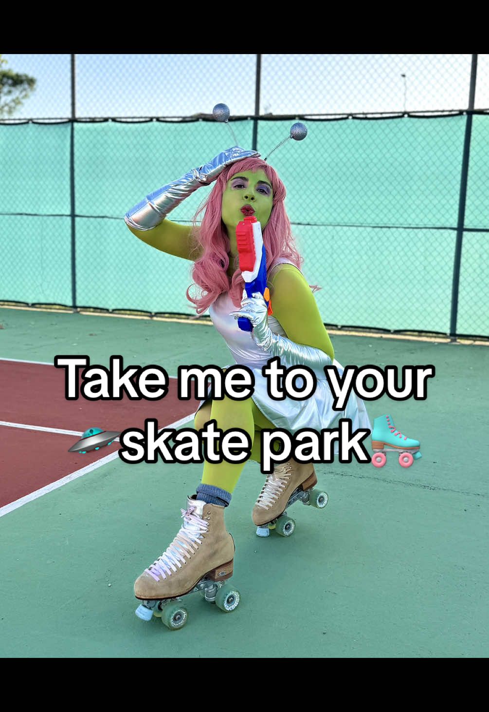 We come in peace. 🛸😘🛼 @Riedell Roller @Will Smith  #halloween #rollerskate #alien #ufo #fyp @Grace Pellecchia 