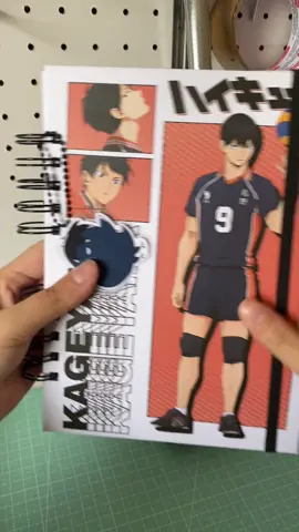 olha o rei da quadra chegando no site (desabafo: minha laminadora nova pegou fogo 😞 #creatorsearchinsights #haikyuu #kageyama #cadernopersonalizado #haikyuuedits 