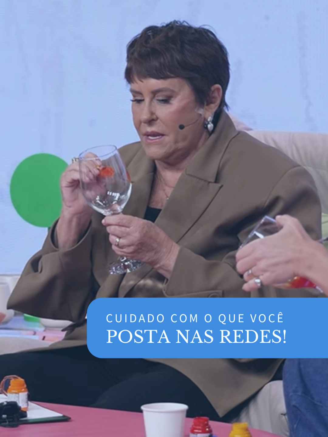 Cuidado com o que você compartilha nas redes sociais, hein? 👀 Corte do “Close Errado”, na Dia TV. #tiktok #marciasensitiva #sensemarcia #conselhos