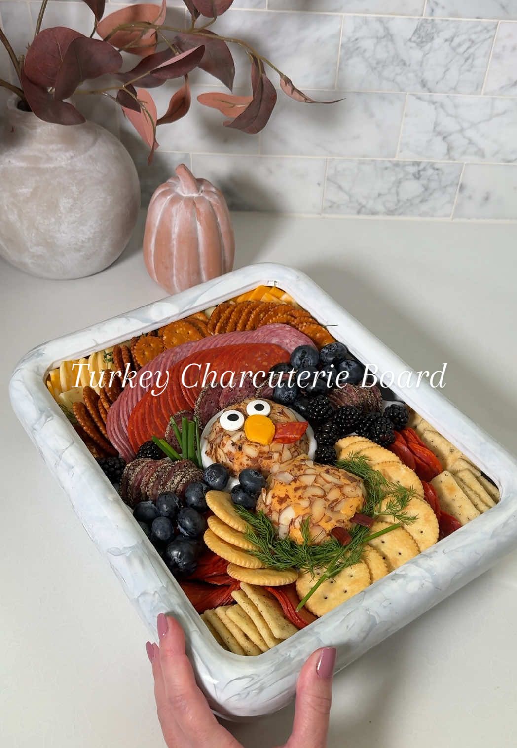 Thanksgiving charcuterie board ☺️🦃🧀🍁 #thanksgiving #charcuterie #friendsgiving #thanksgivingdinner 