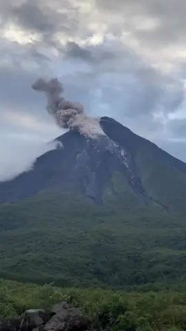 El volcán Reventador es un volcán activo ubicado en la zona subandina de Ecuador, a unos 90 km al este de Quito. Es uno de los más activos del país,Su actividad se caracteriza por explosiones, emisiones de ceniza y flujos de lava y piroclásticos.  Se encuentra en la frontera entre las provincias de Napo y Sucumbíos, cerca del pueblo de El Chaco.  A pesar de la actividad, el volcán no representa una amenaza directa para la población debido a su ubicación remota. 