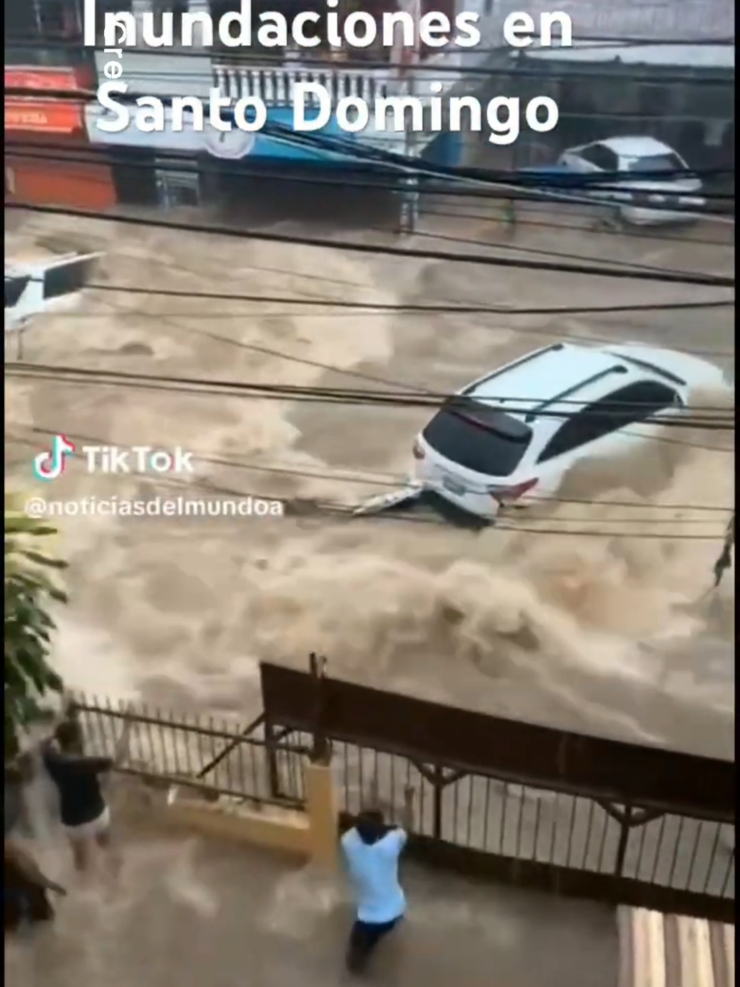 Inundación en Santo Domingo_ ¡Mira cómo el agua domina la ciudad!#viraltiktok #viralvideotiktok #Twitch #gamingprezrd #repúblicadominicana