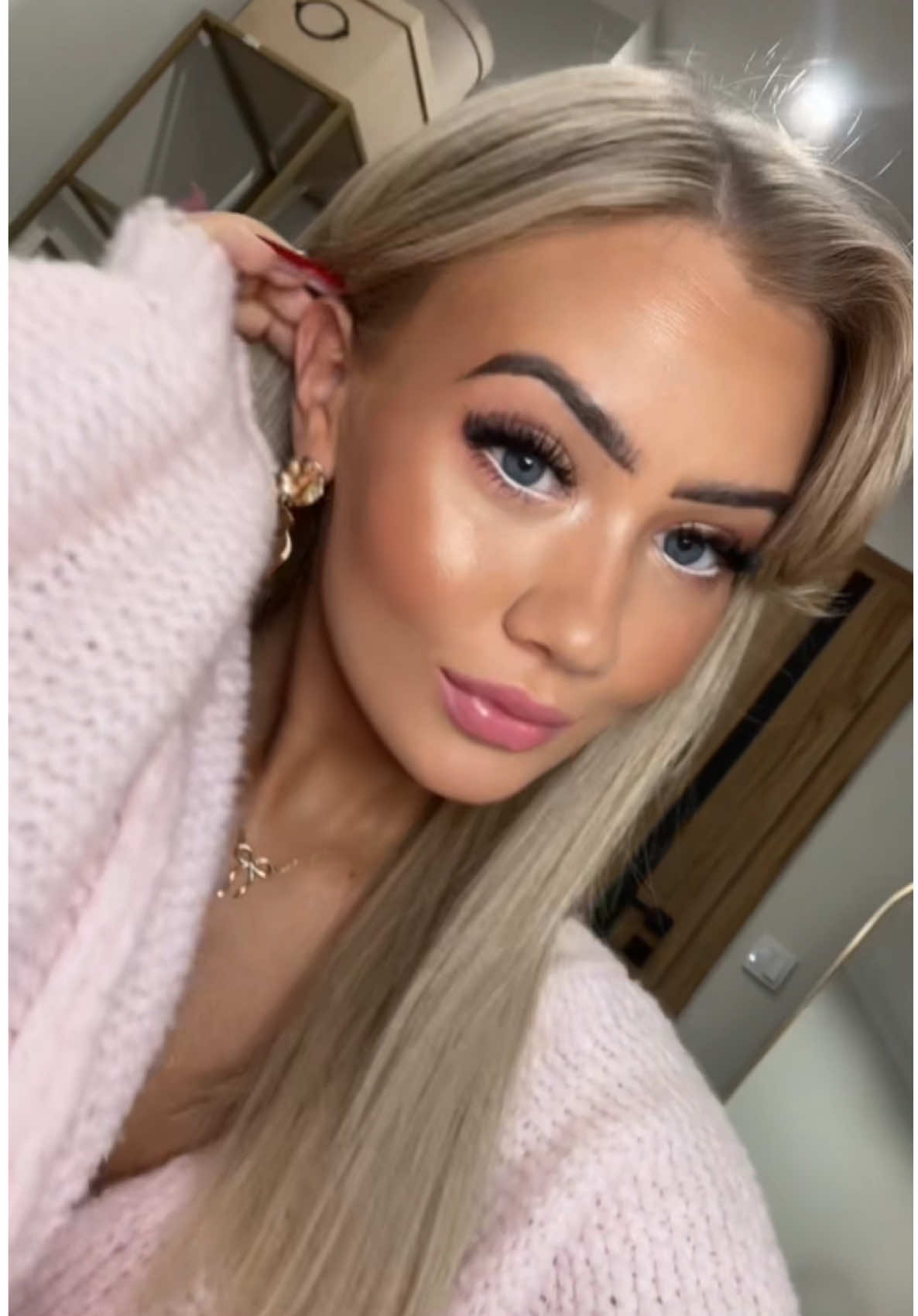 Wszystkie kosmetyki dostępne są na @essenza.polska  Baza Glow Perfection Podkład nr 104 Róż 03 Bronzer 02 Puder ryżowy Rozświetlacz 03 Jasny cień 01 Biała kredka 222 Konturówka 81  Pomadka 205 Błyszczyk 405 #prezent 