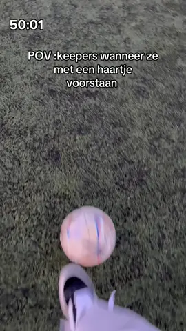 Keepers wanneer ze met een klein beetje voor staan 😭 #voetbal #fyp #grappig #viraal #keeper 