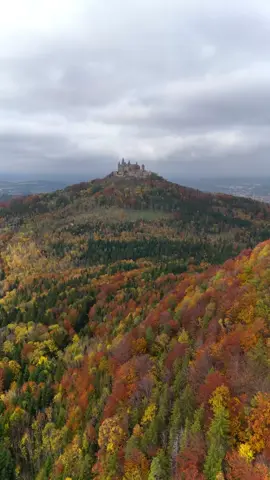 Almanya’nın en görkemli kalelerinden biri 🏰  📍Hohenzollern  One of the most magnificent castles in Germany 🏰  #hohenzollern #kalesi #burghohenzollern #hohenzollerncastle #hechingen #badenwürtemberg #visitbawü #almanyagezilecekyerler #sonbaharda #manzaravideoları #droneçekimi #djigermany #colorsofautumn #schöneorte #herbstlook #herbstfarben #gezgintiktok 