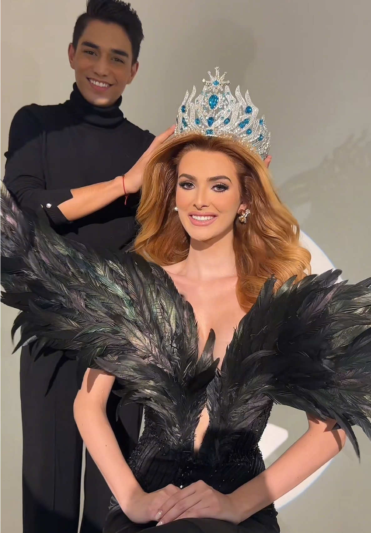 Cuando el talento une continentes, el mundo presencia la belleza que trasciende fronteras 🇪🇸 🇻🇪 #parati #fyp #foryou #viral #misscosmo 