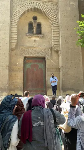 على مدخل قبة الأميرة شيوه كار من جولتنا اليوم إلى صحراء المماليك، 