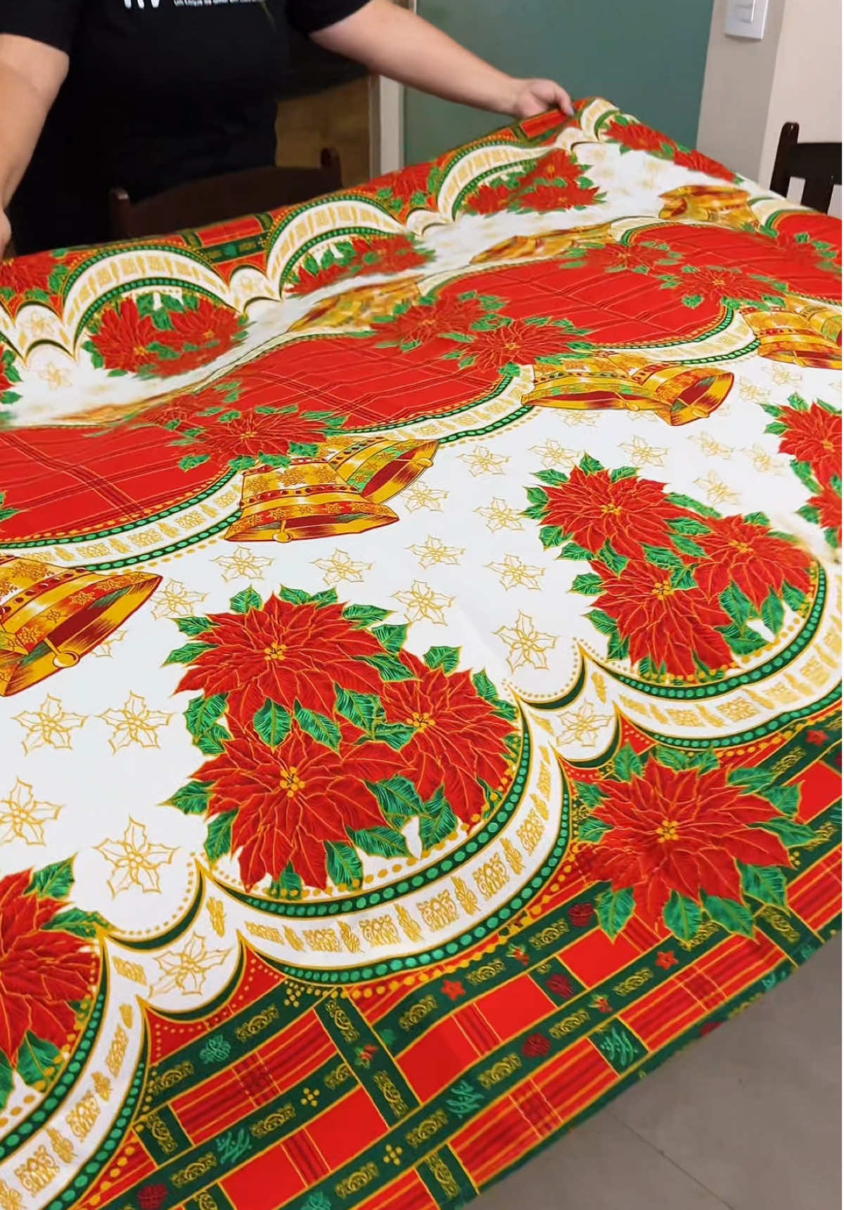 Sua ceia mais bonita com nossas Toalhas de Mesa Natalinas🎅🏻🎄 - Disponíveis nos tamanhos de 4, 6, 8, 10, 12 ou 14 lugares! Peça já a sua! #mesaposta #decoração #ceiadenatal #cozinha #natal 