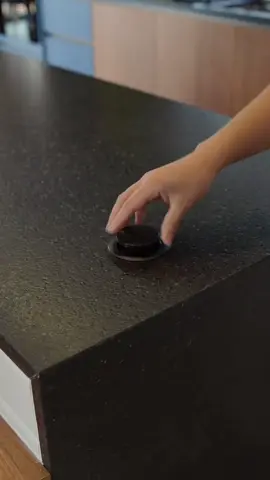 Chega de fios espalhados pela mesa! 😍 Esse kit com 2 tomadas de mesa com elevação + USB Tipo-C é perfeito pra deixar seu ambiente mais moderno, prático e organizado ⚡ Ideal pra casa ou escritório, com potência e estilo que facilitam o seu dia a dia! 🔗 Clique no link da bio e garanta o seu agora mesmo! 💻✨#tiktokviral #shopee #achadinhoshopee #achadinhoshopee #decoracao 