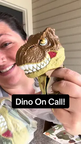 Dino lovers aren’t going to want to miss out on these adorable dinosaur head wrist walkie talkies! #dinosaurtoys #toddlergiftideas #walkietalkies #adventuretoys #dinotoy 