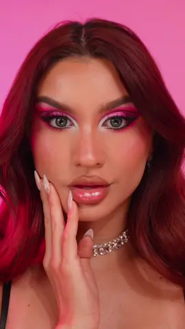 Este es el maquillaje que estabas buscando para Halloween 🎃✨ Brillo, glamour y mucha actitud 💋 al mejor estilo Bratz, con tus productos favoritos de Kolor Factory y Samy Cosmetics 💄 ¿Te atreves a recrearlo? 👀 ¡Queremos verlo! 🛒 Encuentra todos los productos en www.samycosmetics.com o escríbenos por WhatsApp 👉 316 539 4632 #BratzVibes #HalloweenGlam #SamyCosmetics #KolorFactory #BrillaconSamy #Fyp