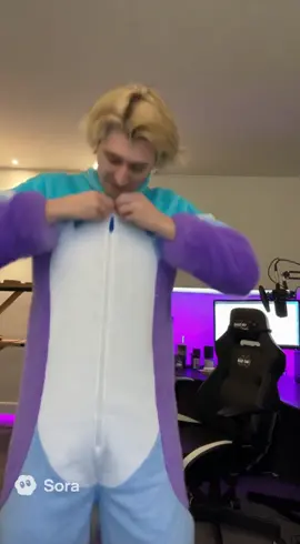 What is XQC Doing??? #xqc #furry #fursuit #fyp #fypシ 