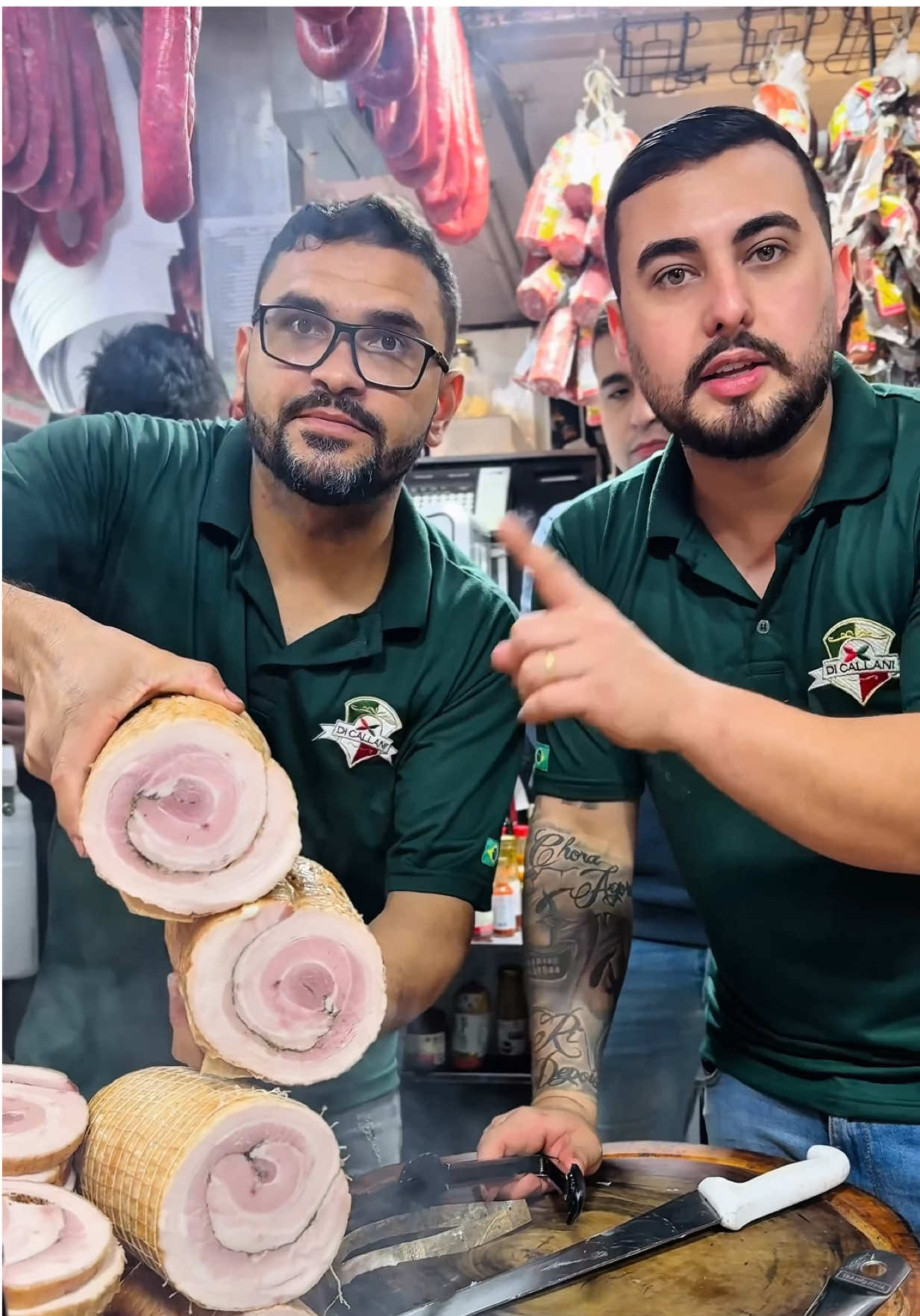 Porco ao mel  Pancetta curada e defumada na lenha, pronta pra servir como aperitivo, na pizza, na frigideira ou até na churrasqueira 🔥. Fica com uma crocância irresistível e essa combinação com geleia de abacaxi com pimenta e queijo coalho ficou simplesmente incrível! 😍🔥 #mercadao #aperitivo #queijo #saopaulo 