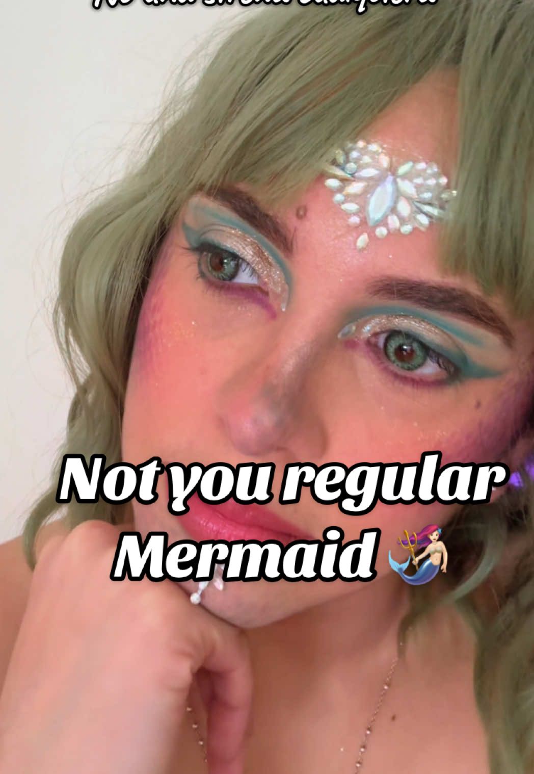 Made of glitter, sal, y un poquito de peligro 🧜‍♀️✨ #MermaidLook #BeautyByMariale #FantasyVibes #LatinaBeauty #halloween 