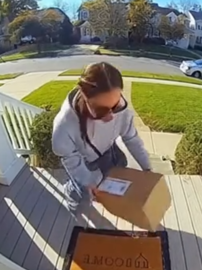 The red  up quickly! #ringdoorbell  #funny  #porchpiratecaught #caughtoncamera  #thief @AI_Funnies@FUNnel Vision @DoorCam Footages 
