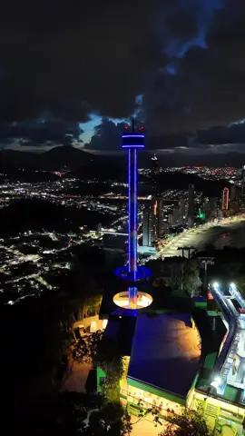 🇧🇷✨ Entre o céu e o mar, ela gira e faz todo mundo se apaixonar. A Super Gyro Tower te leva a quase 300m de altura, com rotação 360° e uma vista que conquista corações! 🌈  A nova sensação de Balneário Camboriú chegou pra ficar!  E aí, quem você levaria pra viver essa emoção com você? Reprodução: @unipraias  #aventura #diversão #momentos #balneariocamboriu 