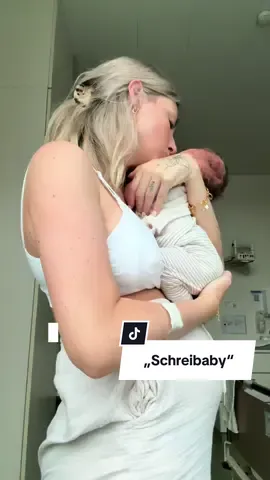 Diese Vorgehensweise hat bei uns alles geändert. Ich bin heute so dankbar, so viel gelernt zu haben. Klar hätte ich diese Neugeborenen Zeit mehr genossen, was mit dem schreien manchmal nicht möglich war. Diese Zeit hat uns aber nun unzertrennlich gemacht. Diese Bindung, die man in dieser schweren Zeit aufbaut, ist sehr besonders und dafür bin ich heute dankbar. Und jetzt? Es ist kaum zu glauben, dass unser Sonnenschein so einen Start hatte. Davon ist nichts mehr zu sehen.  Wie war die Neugeborenenphase bei euch? Ich finds so krass, dass unsere drei kinder drei völlig verschiedene Babys waren. Natürlich wie sie auch verschiedene Menschen sind, aber man denkt ja irgendwie alle Babys brauchen das gleiche. Milch, Schlaf und kuscheln. Wie individuell aber Schon die Bedürfnisse eines Babys sind, ist total faszinierend 🥹❤️ Und noch als Schlusswort: Babys schreien nie einfach so, es steckt immer etwas dahinter. Nur gibt es eben mehr Gründe als müde oder Hunger. 🙏🏼 #aliciasmumlife #mamaleben #familie #schwanger #geburt 