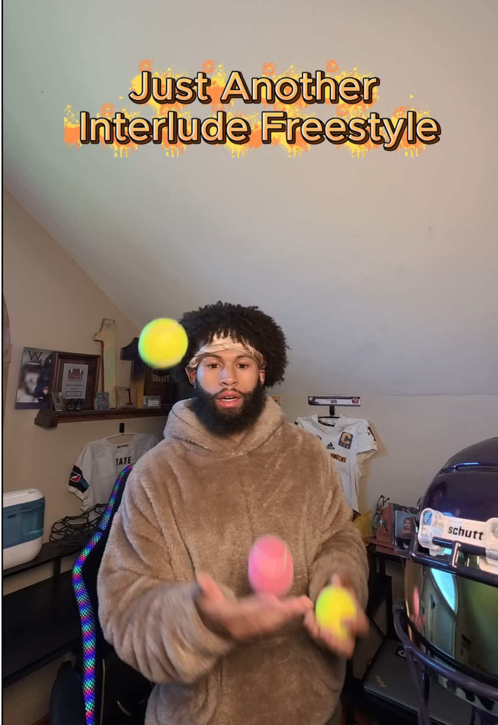 Challenged myself to multitask! I gotta spit this again without juggling cause I feel like I did that on 1 breath & I’m sweating in this hot ass hoodie🤣🤣🤣 BUT!! YOU CAN DO ANYTHING YOU PUT YOUR MIND TO! Not a rapper or an artist but I can do it all if I want to💯 #turbotate#rap#freestyle#freestylerap#mindsetmotivation 