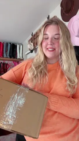 #KendraScottPartner @Kendra Scott Let’s unbox my FIRST Kendra Scott Gems welcome box!!! Feeling so blessed ✨💛💎 
