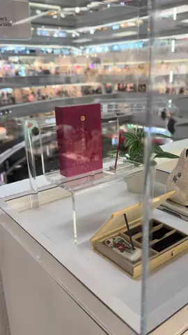 A moment behind glass - where fragrance becomes art. #NipponKodo #JapaneseIncense #ScentedElegance #TimelessCraft OEDO-KOH - Peony Tree | KYARA KONGO - Selected Aloeswood | Porcelain Incense Burner - Cat (White Finish)