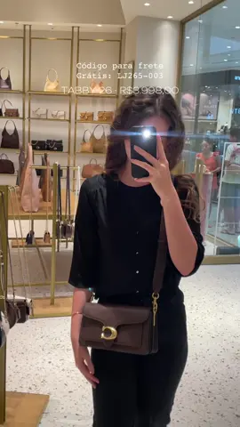 Mostrando mais alguns detalhes da nossa clássica TABBY no tamanho 26, disponível também em outras cores aqui na loja. 💓 Dispõe de duas alças: Shoulder e Crossbody.  No final, acrescentei uma alça de correste que é vendida separadamente. 💝 Para garantir a sua, me chama por aqui: (55) 99678 5042 🛍️ Ou use o código LJ265-003 para frete grátis no site. 👜 #coach #balneariocamboriu #coachny #tabby #fy 