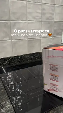 O porta tempero MAIS LINDO DA SHOPEE que eu já vi! 😍 Ele é giratório, tem design em madeira e vem com 12 potinhos para deixar sua cozinha organizada e elegante. Amei a praticidade!#PortaTempero #AchadinhosShopee #CozinhaOrganizada #DicasParaCasa #DecoracaoCozinha