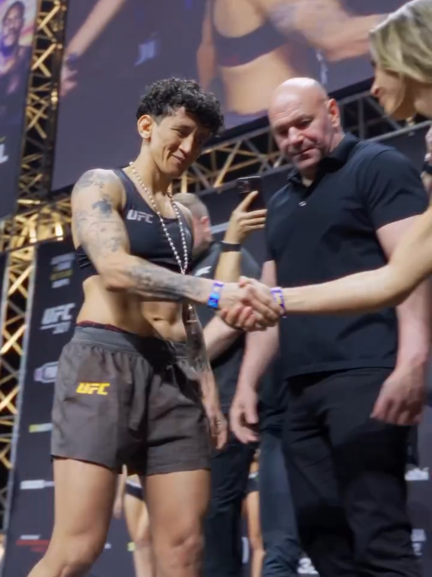 VALE O CINTURÃO FEMININO PESO-PALHA DO UFC! 🇧🇷🏆 Duas brasileiras frente a frente. Virna Jandiroba x Mackenzie Dern fazem co-main event do UFC 321. Quem vai ficar com o título da categoria, torcedor? 🎥: ufc #Redes8