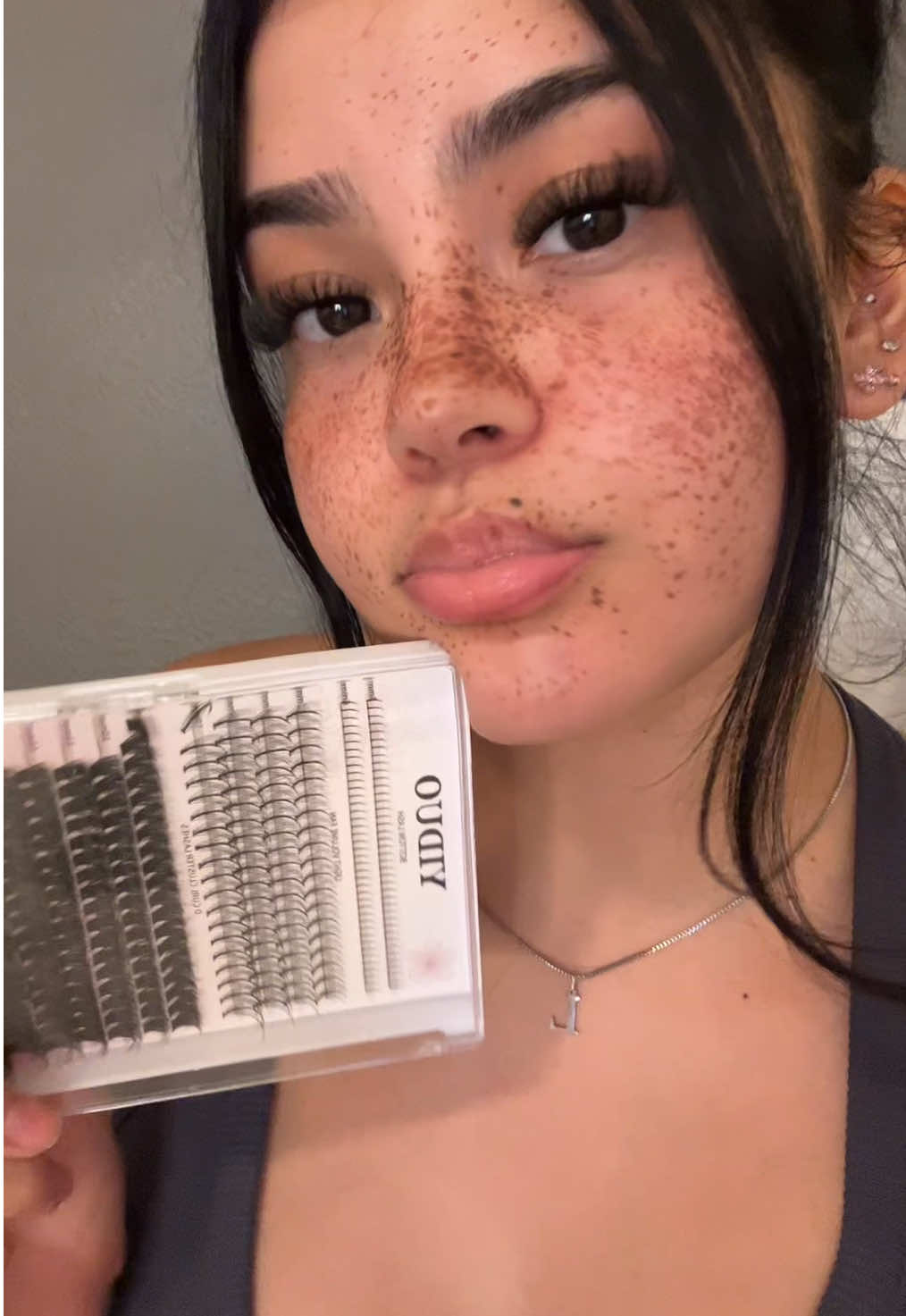 Ended up loving the seconds ones wayyy more but you get both for one 😋💕 #lashes #lashclusters #beauty #lashextensions #lash 