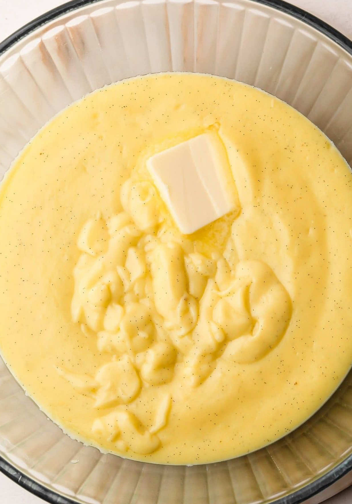 🍰 Cremșnit sau Cremes — oricum i-ai spune, e la fel de gustos! Stai să vezi cât de ușor este să pregătești o tavă întreagă! 😍 🧈 Ingrediente: 	•	2 foi de cremșnit 	•	100 g amidon 	•	5 gălbenușuri 	•	180 g zahăr 	•	1 plic zahăr vanilat sau esență de vanilie 	•	1 litru lapte 	•	30 g unt rece 	•	5 albușuri + 1 plic zahăr vanilat 	•	250 ml frișcă lichidă 	•	1 lingură zahăr pudră 💛 Mod de preparare: 	1.	Crema: Într-o cratiță, amestecă gălbenușurile cu zahărul, vanilia și amidonul. Adaugă treptat laptele rece, amestecând continuu, apoi pune pe foc mic și gătește până se îngroașă ca o budincă. Când e gata, încorporează untul rece și lasă crema să se răcească bine. 	2.	Bezeaua: Bate albușurile spumă tare cu un praf de sare, apoi adaugă zahărul vanilat și mixează până devine o bezea lucioasă. Încorporează-o ușor în crema răcită. 	3.	Asamblare: Așază prima foaie de cremșnit, întinde toată crema, apoi frișca bătută cu zahărul pudră. Acoperă cu a doua foaie și presară zahăr pudră deasupra. 	4.	Refrigerare: Lasă prăjitura la frigider câteva ore sau peste noapte, apoi taie cu un cuțit bine ascuțit. ⸻ 💛 Simplu, cremos și absolut delicios — un desert clasic care nu se demodează niciodată! #retetacremsnit #cremsnit #foryoupage❤️❤️ #tiktokromania🇷🇴 #viralditiktok 