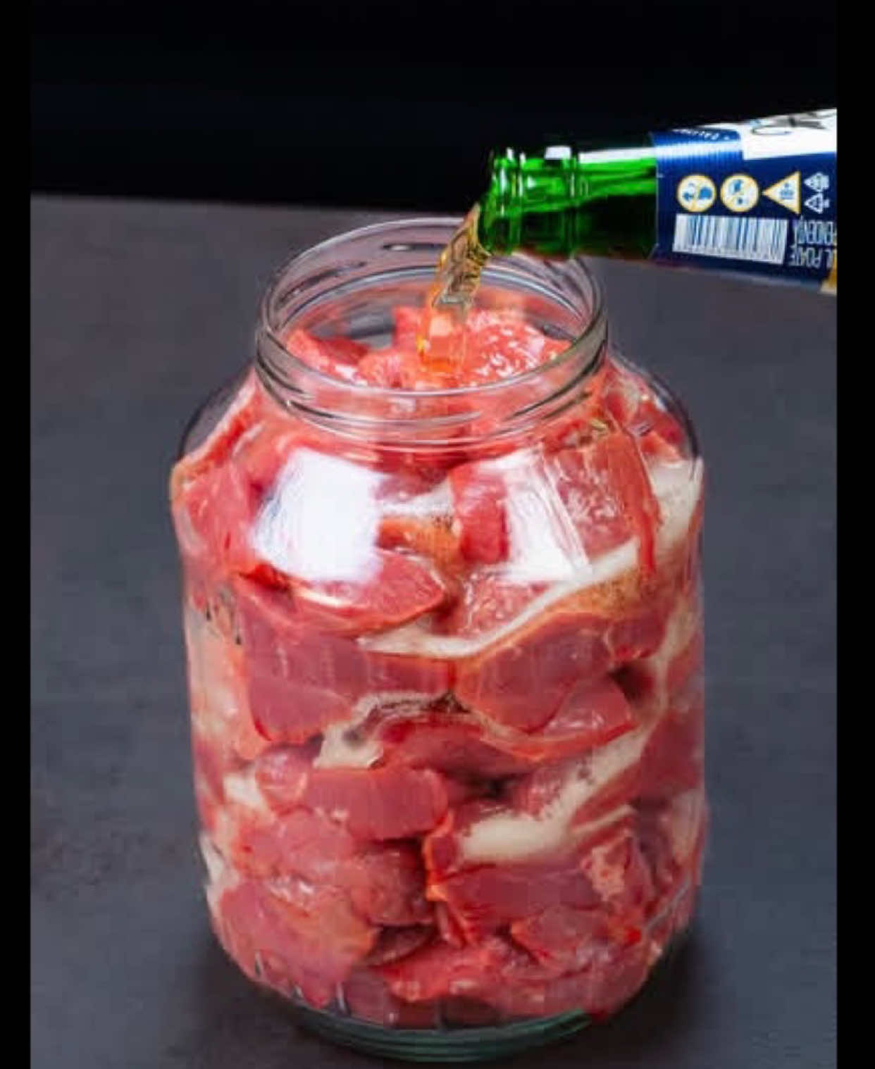 Этот рецепт приготовления мяса побил все рекорды! Секрет — в маринаде! Ингредиенты сливочное масло: 40 г растительное масло: 30 мл  лук: 200 г  сладкий перец, красный: 1 шт бекон: 200 г  чеснок : 20 г  помидоры: 2 шт  соленые огурцы : 200 г  соль: 2 г  черный перец: 1 г  сладкая паприка : 2 г  горчица: 20 г  соевый соус : 30 мл  вода: 500 мл  крахмал: 20 г  вода: 50 мл  картофель : 500 г  вода: 1 л  сливочное масло: 20 г СЛИВКИ : 50 г  сОЛь: 2 г  черный перец: 1 г  моцарелла : 100 г