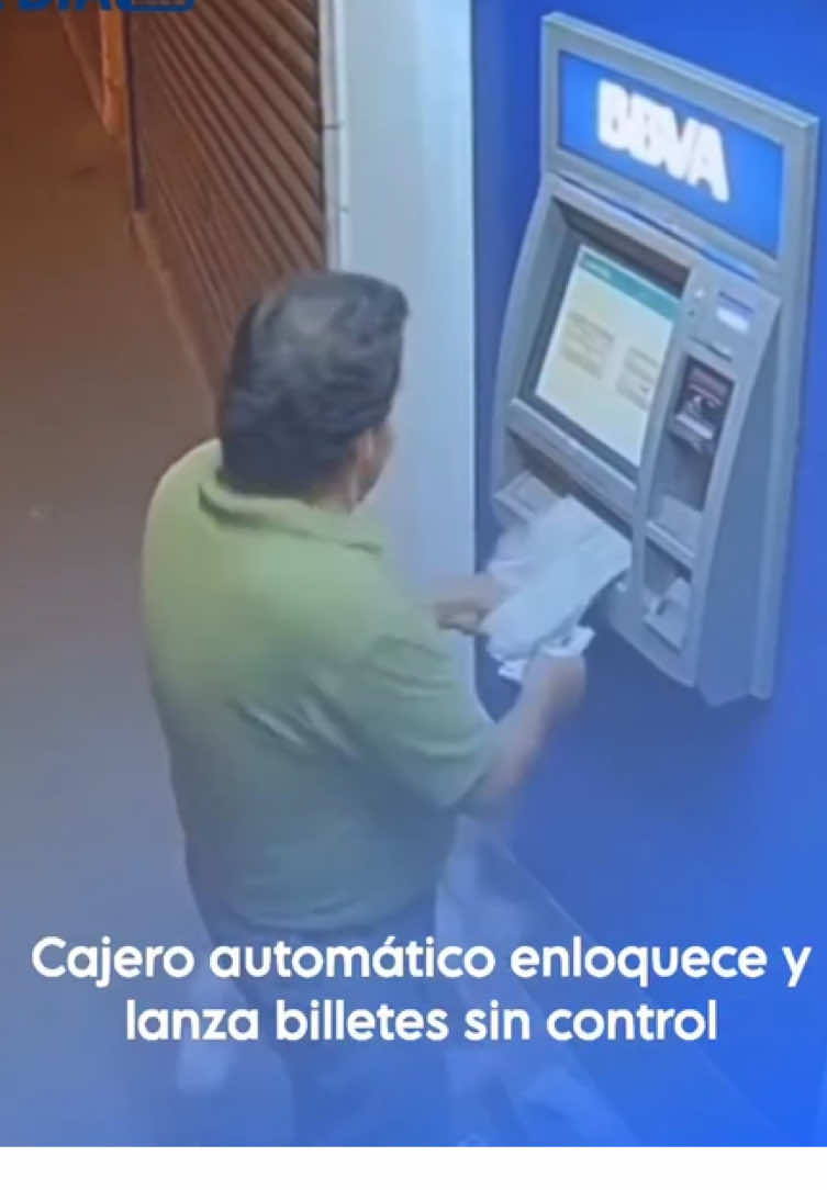 La 'Lotería' del cajero automático: Un hombre entra en pánico al ver que la máquina expulsa billetes sin control Un inusual y sorprendente incidente capturado en video se ha vuelto viral en redes sociales.  El clip muestra a un hombre que se encontraba realizando una transacción en un cajero automático cuando, de manera inesperada, la máquina experimentó una falla y comenzó a expulsar billetes rápidamente y sin detenerse. El usuario, atónito ante la inusual escena y la gran cantidad de dinero que salía del dispensador, entró en pánico y se apartó con evidente susto.  Su reacción de desconcierto quedó grabada, desatando una ola de comentarios, memes y bromas en plataformas digitales sobre esta 