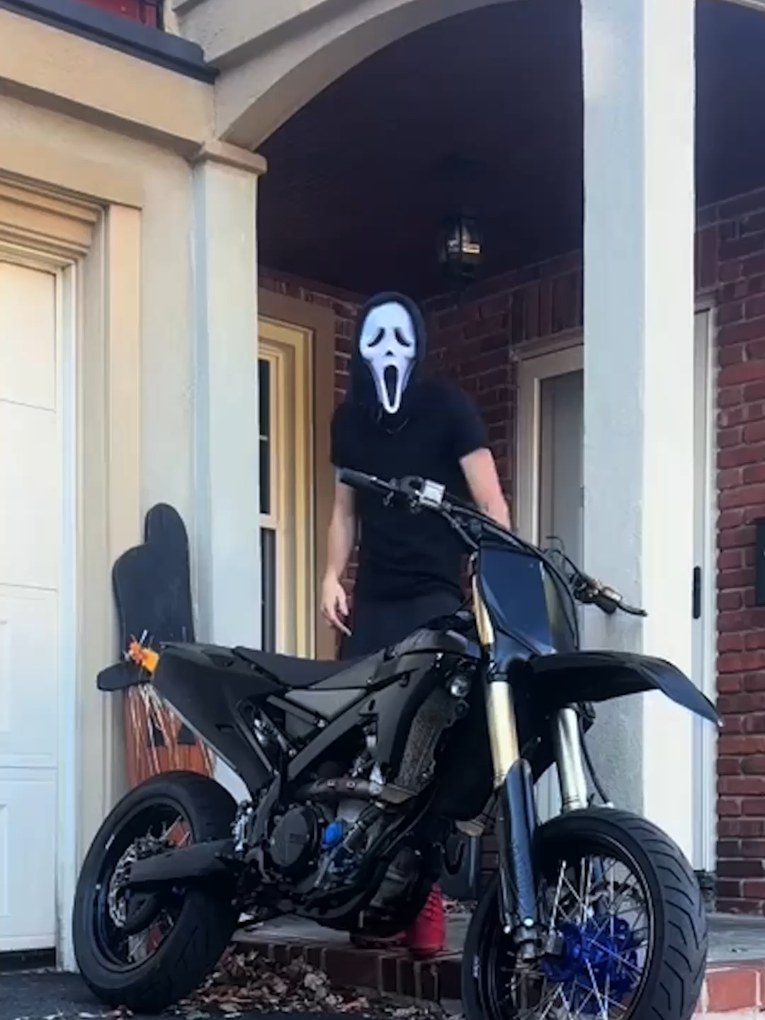 serial killers - they're just like us! 😩 🤣 #ghostface #screammask #halloween #halloweenvibes #halloweenfail #costumefail #horror #spookyseason #trickortreat #shoe #lostashoe #motorcycle #motorcyclefail #motorbike #motorbikefail #bikefails #fail