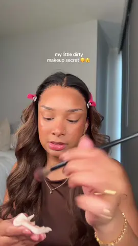 my makeup secret to quickly cleaning dirty brushes 🫣😭😭 #makeupsecret #makeupforbeginners #outtakes #makeuptips #behindthescenes 