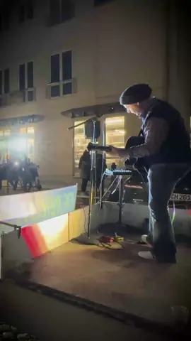 Denkt daran: Morgen sehen wir uns auf der großen Friedensdemo mit Chemnitz Steht Auf, 14 Uhr geht's los am Nischel. Und am Abend gibt es dann von mir das volle Programm im Gasthof & Pension Elli Krößner in Hartmannsdorf. Eintritt wie immer frei. Und bis dahin noch einen Rückblick auf die Montagsdemo in Köthen Anfang dieser Woche. #aufdiestrasse #demo #estebancortez 