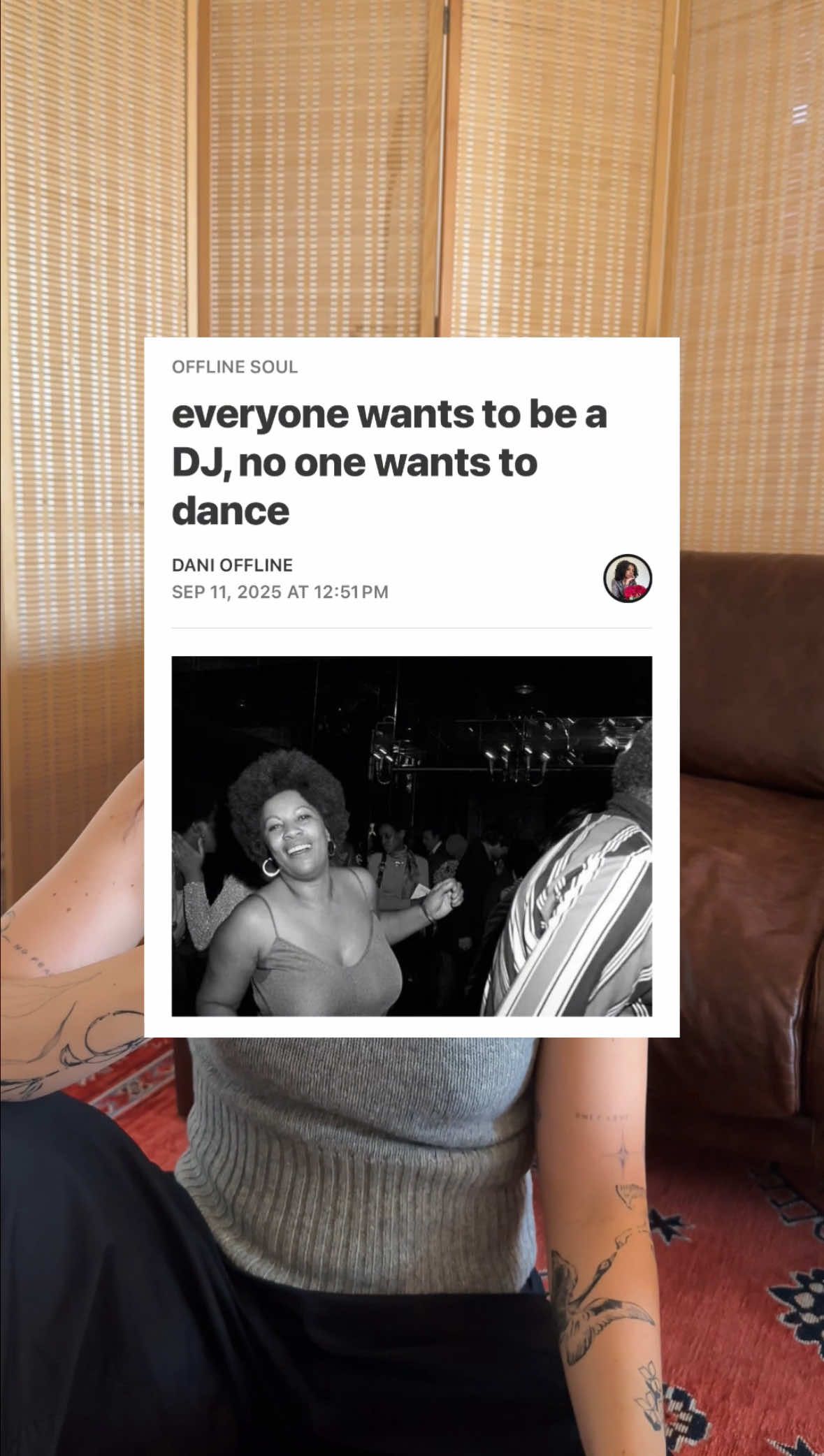 Todo el mundo quiere ser DJ, nadie quiere bailar🪩 Hace unos días leí este ensayo escrito por @dani offline y no he podido parar de darle vueltas en mi cabeza. Hoy el título de artista o “creativo” se ha convertido casi en un símbolo de estatus, más fácil de obtener (o fingir) que nunca. Y en una cultura obsesionada con el perfomance, no es nada raro que todos lo estemos persiguiendo. Pero si todos estamos ocupados tratando ubicarnos en el centro de la escena, ¿quién quedará que quiera bailar? Sin un público interesado en el arte, ¿de qué sirve todo lo que estamos creando? #ArteContemporaneo #Creatividad #CulturaDigital