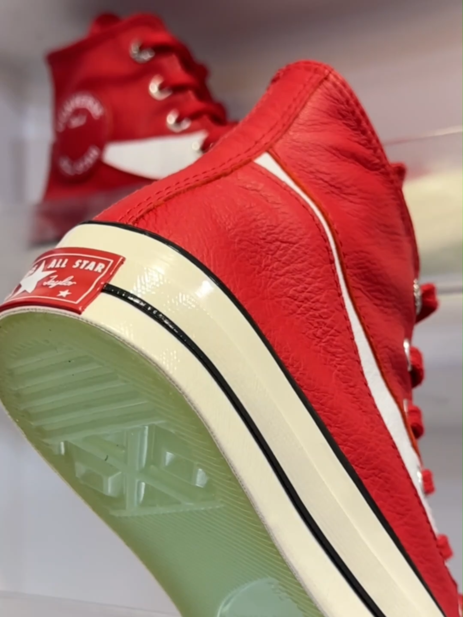 Vai uma coquinha gelada? Um encontro entre duas lendas. O Converse Chuck 70 Hi Coca-Cola combina o design atemporal da Converse com a energia vintage da marca mais icônica do mundo. Um tributo à nostalgia dos anos dourados com toque contemporâneo. Disponível na Flagship Pátio Batel. Online em lojavirus.com.br/flagship. #converse #conversechuck70 #cocacola #lojavirus41 #conversebrasil #sneakerfashion #flagship#conversestyle