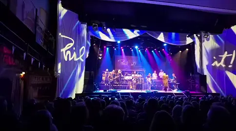 (LIVE) Viele Grüße von Philit! im heute und morgen ausverkauften Gloria-Theater. Alle Fotos bald bei den Kollegen von @Partyamigo 