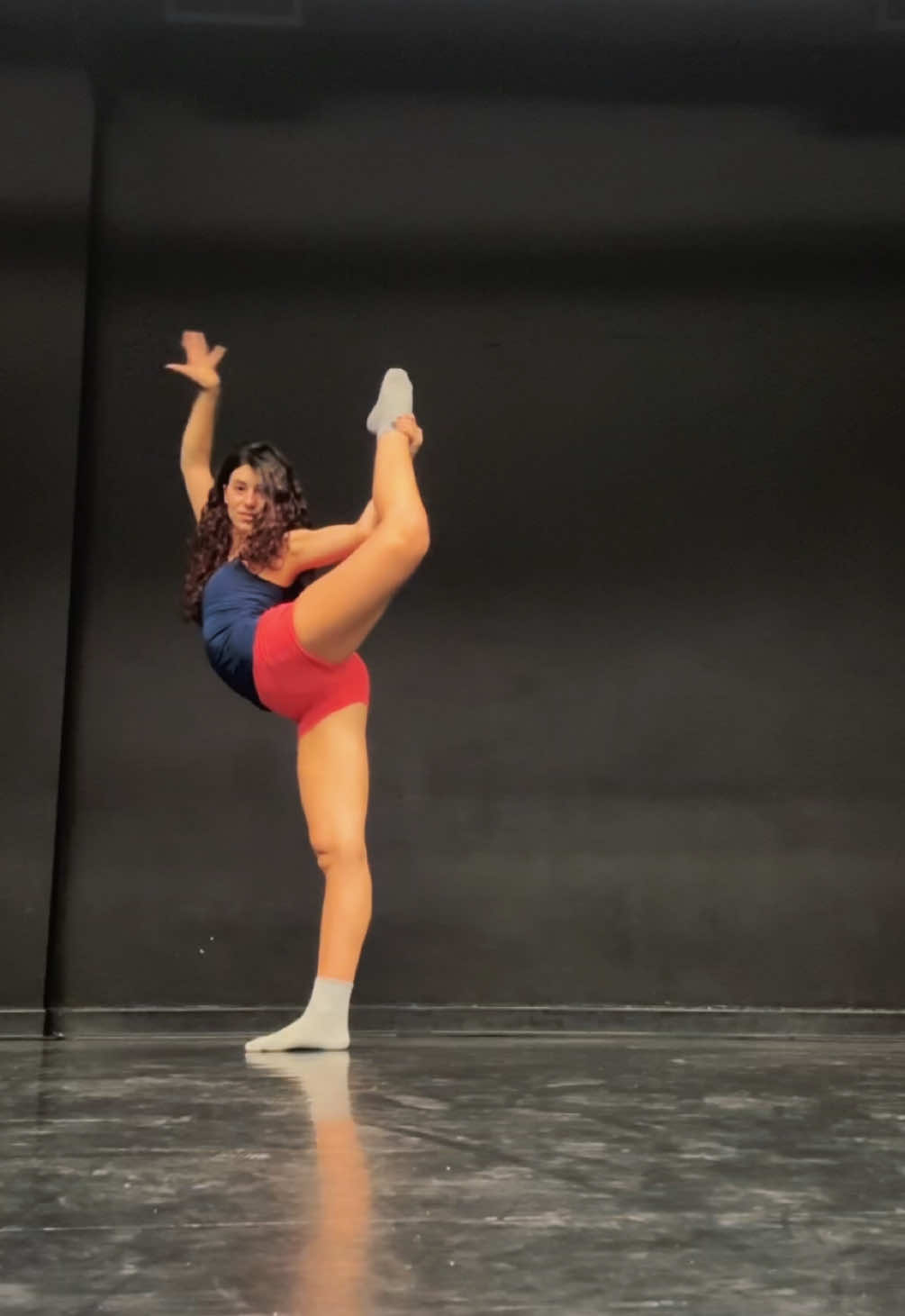 bury a friend⛓️🖤 #flexibilitychallenge #billieeilish #acrobatics #cheststand #emmarae 