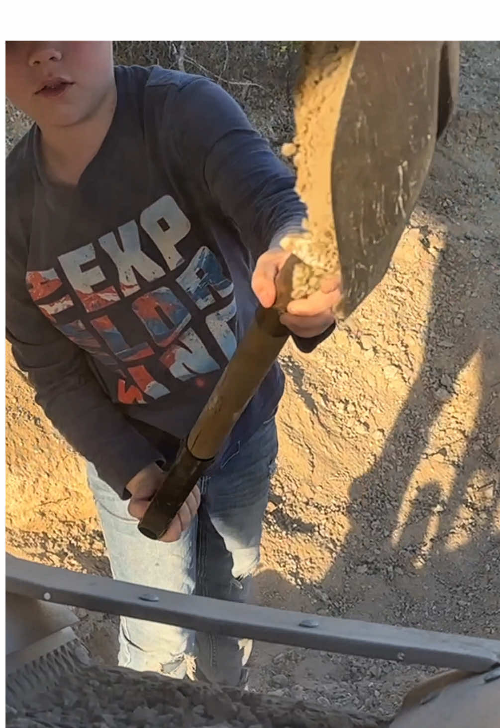 California Desert Digging for GOLD with a shovel & Keene Dry Washer #mining #fatherson #goldrush 