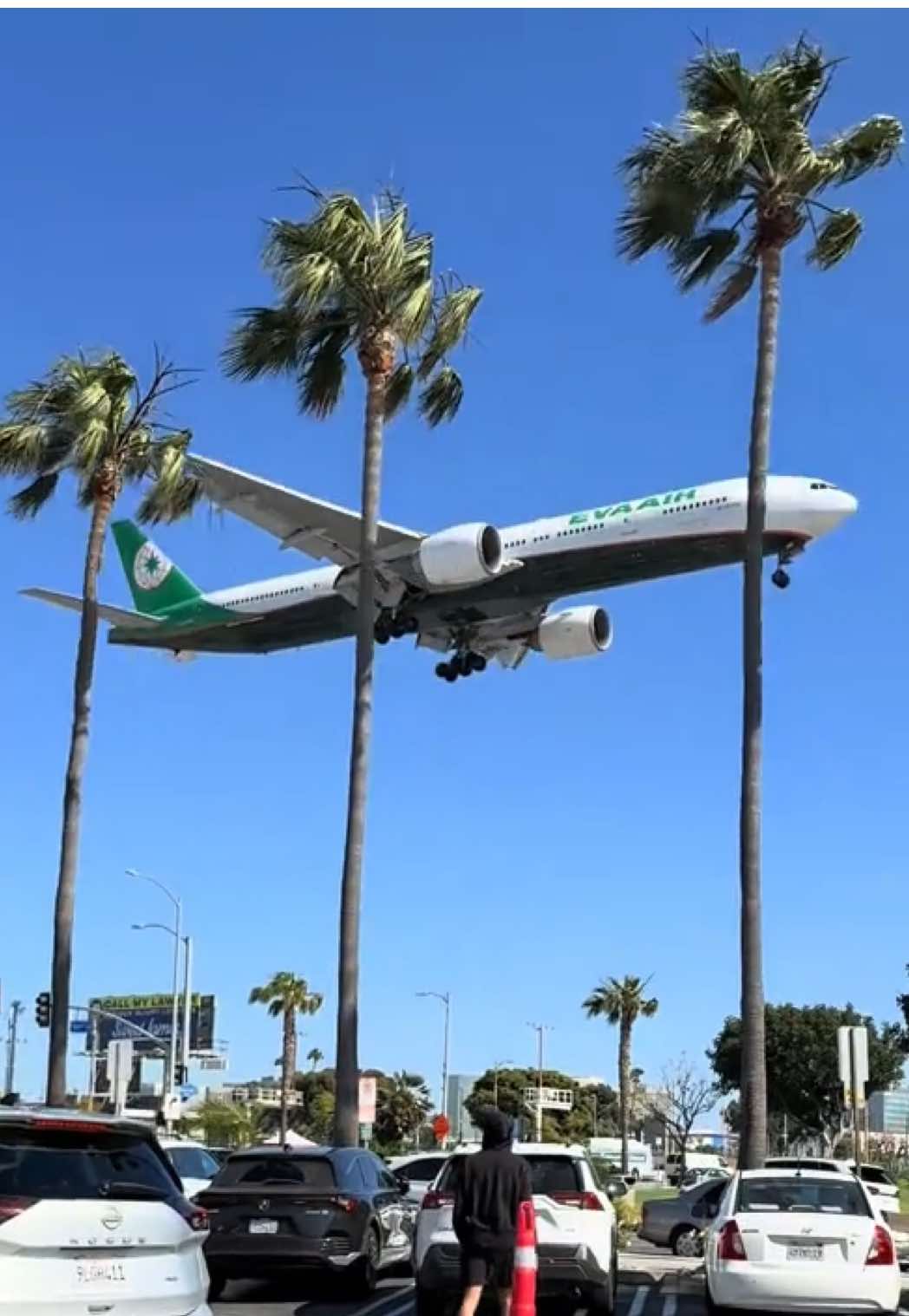 Burger with a view!🙂‍↕️🍔 📍Los Angeles, California  #losangeles #boeing #planespotting #avgeek @長榮航空 #b777 @In And Out 