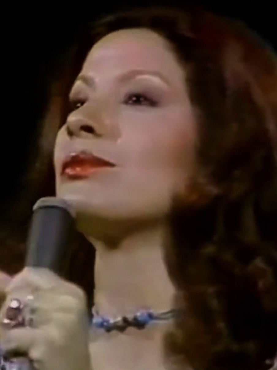 Conto de Areia - Clara Nunes & Conjunto Nosso Samba (Ao Vivo) Composição de Toninho Nascimento e Romildo Bastos, Conto de Areia foi imortalizada na voz única e magnética de Clara Nunes. #claranunes 