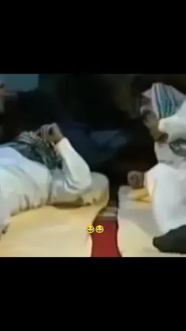 عذيب يريد ينام بس لغيوي مايخلي😂😂 #بيت_الطين 