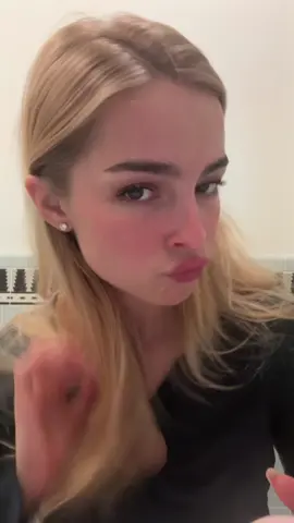 Did you come to a show yet? 🦢@Armani beauty #luminoussilk #armanibeautypartner 💐💐💐💐💐💐💐💐🎖️🎖️🎖️